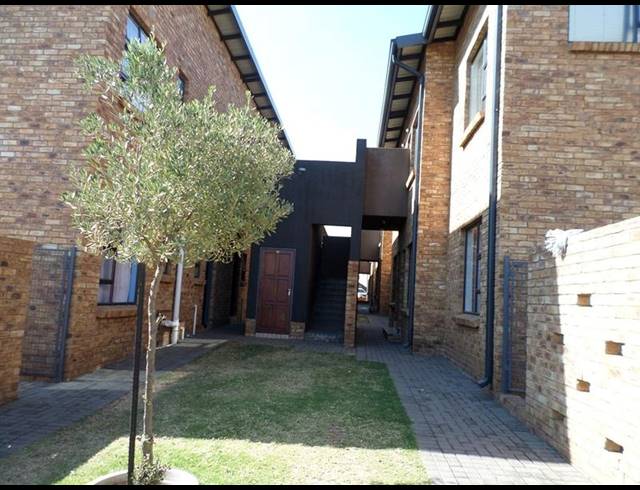 2 BEDROOM TOWNHOUSE FOR SALE IN ALBERTSDAL